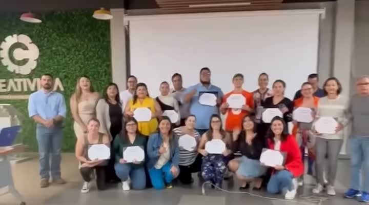 Grupo de alumnos con su diploma al terminar el curso presencial de Diginova en León